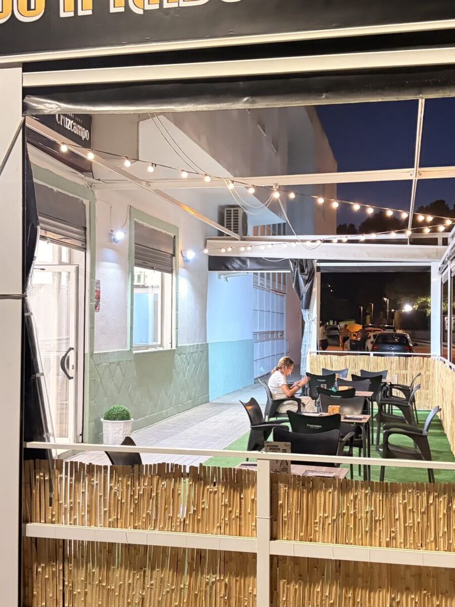 Terraza cubierta del Nuevo Cañuelo, de noche