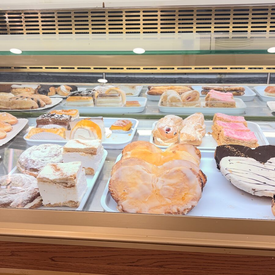 Vitrina de pastelería del Obrador de Mairena